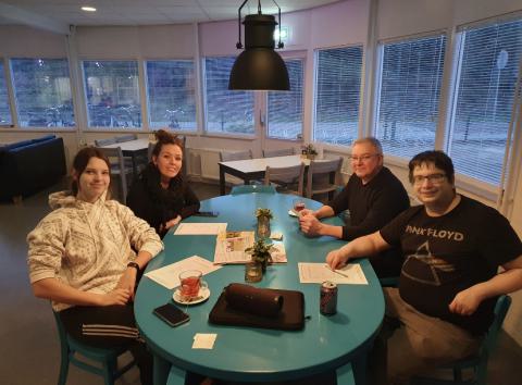 : De JLWC “aan het werk” met Ainara Vandegard, Barbara van Riemsdijk, Tim van Bommel en Frans van Waardenburg. Op de foto ontbreekt Roel de Laat.