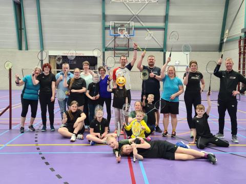 De ouders en de jeugdleden van Badminton Club Lieshout hebben samen het ouder-kind-toernooi gespeeld