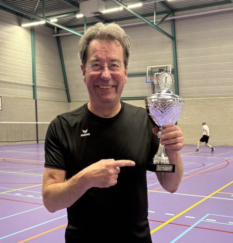 Stan van Vijfeijken is -tot zijn eigen verrassing- de winnaar van de B-poule tijdens de “Clubkampioenschappen Single 2025” bij de senioren van Badminton Club Lieshout