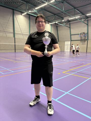 Tim van Bommel is een van de organisatoren van het “Probeer-badminton”; hij wist op het onlangs gehouden dubbeltoernooi de C-poule te winnen