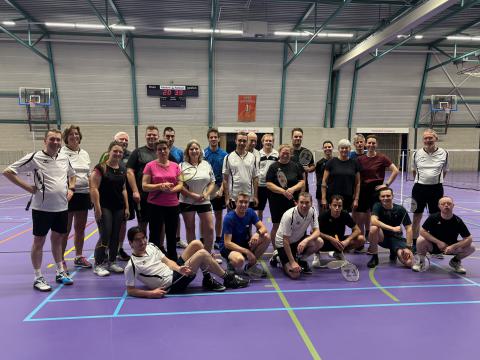 De deelnemers aan het “Buddy-toernooi” hebben een gezellige -en leerzame- badmintonavond gehad.
