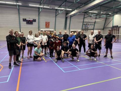 De seniorengroep van Badminton Club Lieshout wilde deze keer graag een keer samen op de foto met de twee vrolijke roetveeg-pieten
