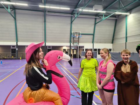 Enkele junioren en trainster Ainara in hun carnavalstenue