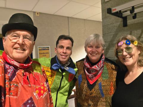 Het zaterdagavondteam bij de garderobe in het Raopershuys heeft er zin in.