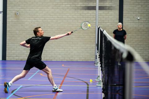 Badminton: een leuk spel voor op de camping en een geweldige sport voor in de sporthal: voor alle niveaus en alle leeftijden !