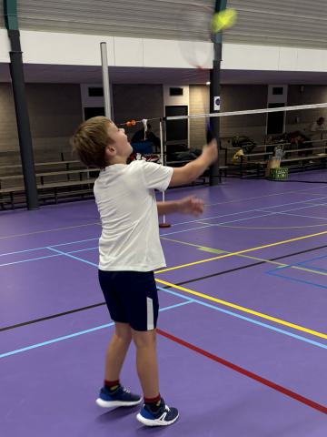 Badminton. Een leuke sport voor alle leeftijden.                         Op de foto: Jax van Pinxteren