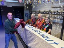 De vrijwilligers van Badminton Club Lieshout hebben in de weekenddagen de garderobe van het Raopershuys bemand.