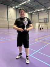 Tim van Bommel is een van de organisatoren van het “Probeer-badminton”; hij wist op het onlangs gehouden dubbeltoernooi de C-poule te winnen
