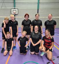 Badminton: op de camping een spel, maar in de zaal een razendsnelle en leuke sport !