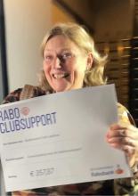 Secretaris Diony Janssen was zichtbaar blij verrast met de mooie ondersteuning uit het Rabo Club support programma.