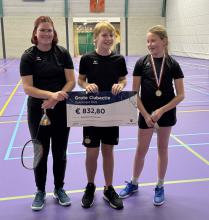 De top-loten-verkopers bij de jeugd zijn (v.l.n.r.) Asja Timmers, Siebe Klomp en Fay van den Elzen.